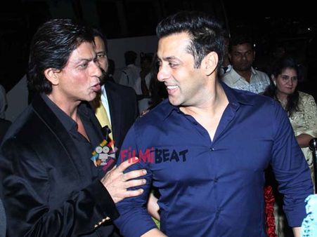 ரியாலிட்டி ஷோ கோயில் செட்டுக்குள் ஷூ அணிந்து சென்ற சல்மான், சாருக்கான் மீது வழக்கு