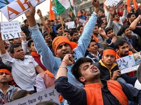 தேசதுரோக குற்றச்சாட்டு: ஜே.என்.யூ. மாணவர் சங்க தலைவர் கைது- இந்தியாவுக்கு எதிரான கோஷங்களால் பதற்றம்!