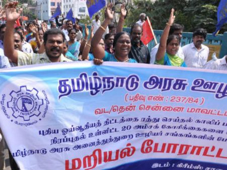 ஜெ. அரசுக்கு எதிராக கொதிக்கும் அரசு ஊழியர்கள், ஆசிரியர்கள்: மறியல் செய்த ஆயிரக்கணக்கானோர் கைது