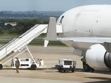 ஜிம்பாப்வேயில் எரிபொருள் நிரப்ப வந்த சரக்கு விமானத்தில் ரத்த வெள்ளத்தில் கிடந்த சடலம்