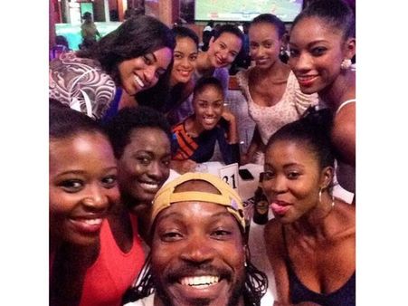 மயில்கள் புடை சூழ் கெய்ல்.. காதலர் தினத்தை யாருடன் கொண்டாடினார் தெரியுமா??