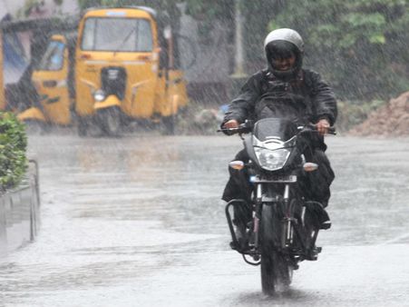 குமரியை நள்ளிரவில் குளிர்வித்த “ஜில் ஜில்” சாரல்- 2 மாத வெயிலுக்குப் பிறகு!