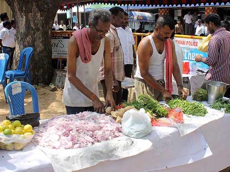 தீவிரமடையும் அரசு ஊழியர்கள் போராட்டம்: சாலையில் சமையல் செய்து போராட்டம்