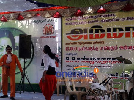 ஜெ. பிறந்த நாளன்று அன்னதானம்.. சாப்பிட்டுக் கொண்டே ரசிக்க 'குத்தாட்டம்'.. இது தூத்துக்குடி கோலாகலம்!