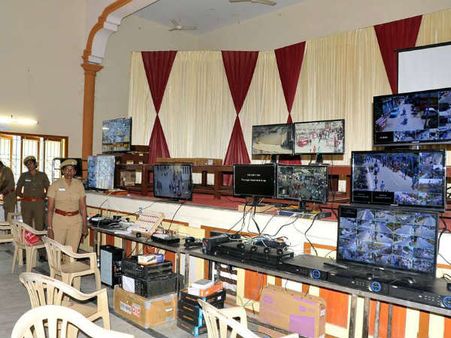 குலுங்கும் கும்பகோணம்... மனித வெடிகுண்டு மிரட்டலால் பாதுகாப்பு பணியில் 20000 போலீசார்!