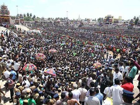 கோலாகலமாக நடைபெற்ற தீர்த்தவாரி... மக்கள் வெள்ளத்தில் ‘கடலாக’ மாறிய குளம்... நிறைவுபெற்றது மகாமகம்!