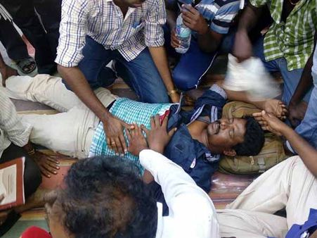 சென்னையில் உண்ணாவிரதம் இருந்த ஆசிரியர்கள் மயக்கம்... தொடரும் போராட்டம்