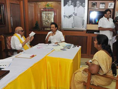 ஆர்வத்துடன் அறிவாலயத்திற்குப் படையெடுத்து வரும் இளைஞர் படை.. டிக்கெட் கிடைக்குமா?