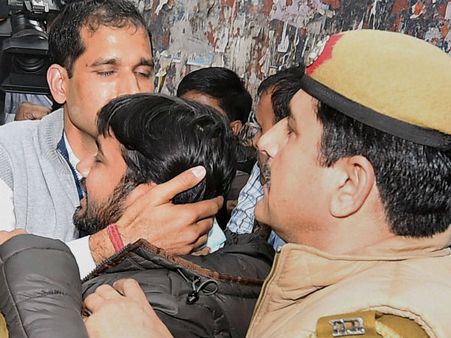 கன்யாகுமார் பேன்ட்டில் சிறுநீர் கழிக்கும்வரை அடித்து நொறுக்கினோம்: வாய் விட்டு மாட்டிய வக்கீல்கள்