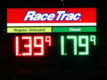 பெட்ரோல் ரூ 25-க்கும், டீசல் ரூ 17-க்கும் விற்கலாம்... ஆனால் கொள்ளையைத் தொடர்கிறது அரசு!