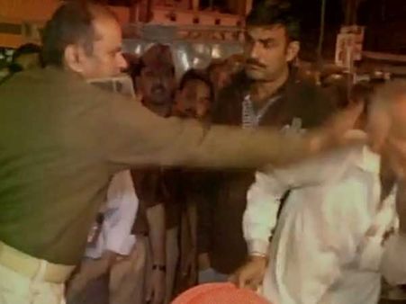 தெருவோர வயதான வியாபாரியை அறைந்த லக்னோ டிஐஜி - வைரலாகும் வீடியோ