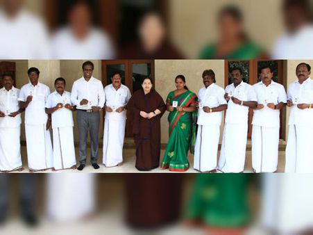 தேமுதிக, பாமக மற்றும் புதிய தமிழகம் எம்.எல்.ஏக்கள் 10 பேர் ஜெ.வை சந்தித்து அதிமுகவில் இணைந்தனர்