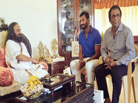 வாழும் கலை ஸ்ரீ ஸ்ரீ ரவிசங்கரை சந்தித்த நடிகர் விஷால்