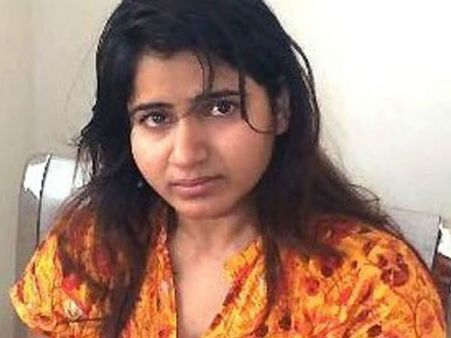 கொடுமைப்படுத்துவதாக தாய் மீது நடிகை சுவாதி ரெட்டி புகார்... போலீஸ் நிலையத்தில் அடித்த தாய்