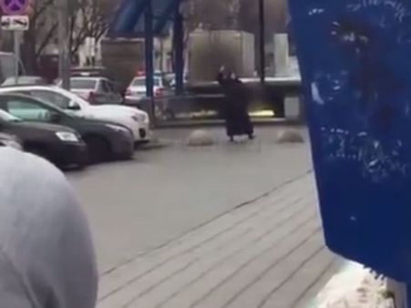 ரஷ்யாவில் குழந்தையின் தலையை துண்டாக வெட்டிய ஆயா: பதற வைக்கும் வீடியோ