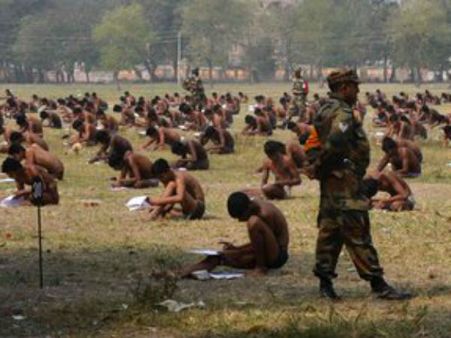 பீகாரில் கொடுமை: ராணுவ பணிக்கான தேர்வை ஜட்டியோடு எழுதிய 1,100 பேர்