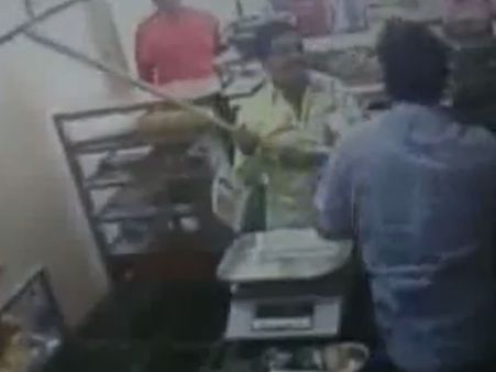 ”100 வடா பாவ்” இலவசமாக கொடுக்காத கடைக்காரரை அடித்த சிவசேனா உறுப்பினர்- வைரலாகும் வீடியோ