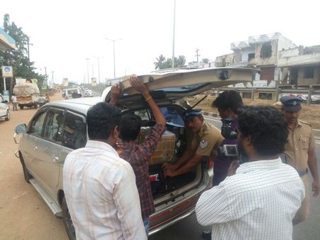 தீவிர வாகன சோதனையில் தேர்தல் பறக்கும் படை- ஆவணங்களுடன் பணம் எடுத்துச் செல்ல மக்களுக்கு அறிவுறுத்தல்