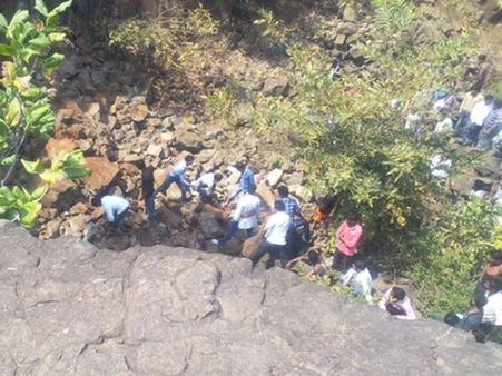 ம.பி சிவன் கோவில் நிலச்சரிவில் சிக்கி 3 பக்தர்கள் பலி; முழு வீச்சில் மீட்புப்பணி