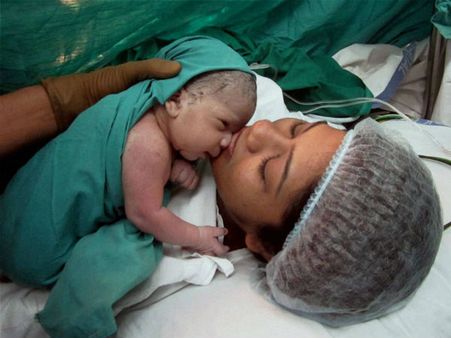 ஆண் குழந்தைக்குத் தாயானார் மும்பையின் முதல் “டெஸ்ட் டியூப் பேபி” ஹர்ஷா!