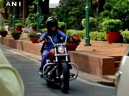 மகளிர் தினத்தன்று 'ஹார்லி டேவிட்சன்' பைக்கில் அசால்டாக மக்களவைக்கு வந்த பெண் எம்.பி !