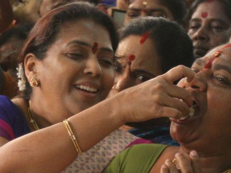 அதிமுக மகளிர் அணியின் பிரமாண்ட ''அம்மா கேக்'', ஆடலுடன் பாடல்!!