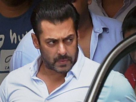 சட்டவிரோதமாக துப்பாக்கி வைத்திருந்த வழக்கு: ஜோத்பூர் கோர்ட்டில் ஆஜரான சல்மான் கான்