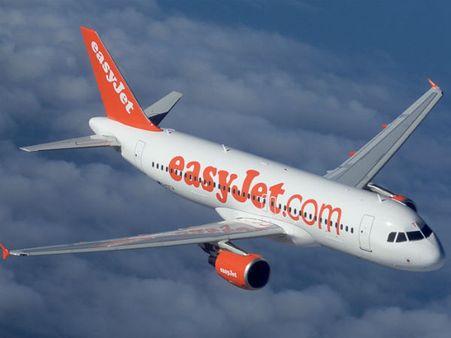 30 அடி உயரத்தில் பறந்தபோது விமானக் கதவை திறக்க முயன்ற பயணி- லண்டனில் பரபரப்பு