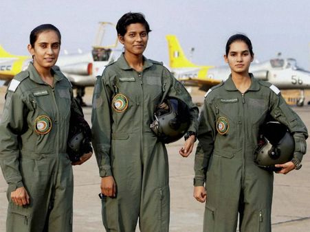 இந்திய விமானப்படையில் பெண் பயிற்சி விமானிகள் 4 ஆண்டுகள் கர்ப்பமாக தடை