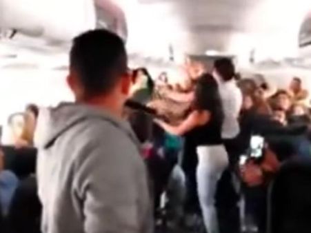 நடுவானில் விமானத்தில் மப்பில் 3 பெண்களிடம் மல்லுக்கட்டிய 2 'குடி'மகள்கள்: வீடியோ இதோ