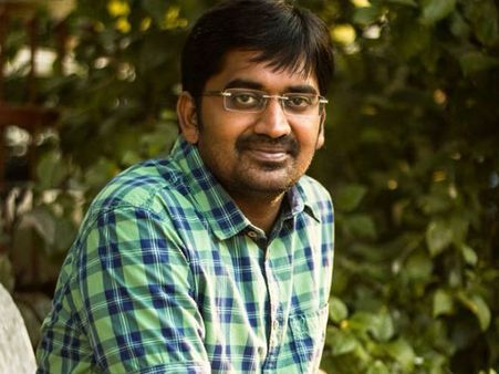 போலீசால் தாக்கப்பட்ட தஞ்சை விவசாயிக்கு நடிகர் கருணாகரன் ரூ.1 லட்சம் உதவி