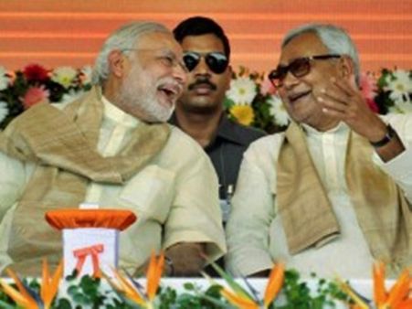 ஒரே மேடையில் மோடி - நிதிஷ்: மோடியை வாழ்த்தி கோஷமிட்டதால் பரபரப்பு !