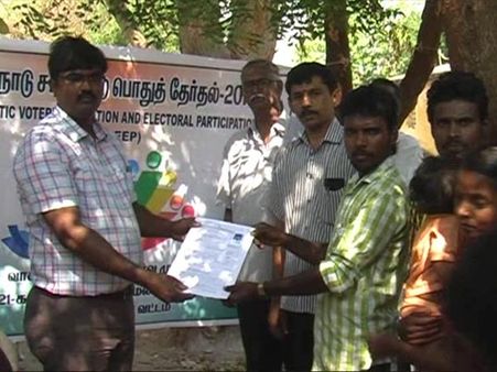 மலைவாழ் மக்களைத் தேடி வந்த அதிகாரிகள்.. வாக்காளர் அடையாள அட்டை வழங்க நடவடிக்கை!