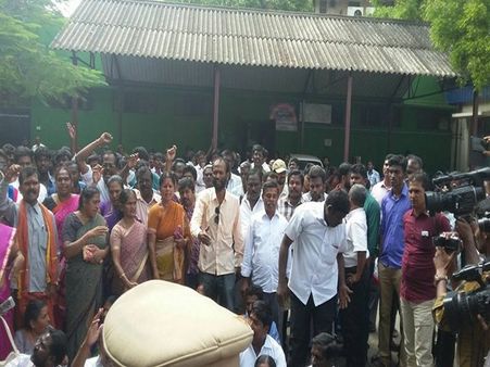 அதிகாரிகளின் அலட்சியத்தால் ஒரு மாதமாகியும் உதவித் தொகை வழங்கவில்லை: குற்றம்சாட்டும் பொதுமக்கள் !