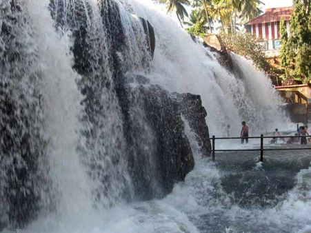 கொளுத்தும் கோடை வெயில்: அகஸ்தியர் அருவியில் குவியும் சுற்றுலாப் பயணிகள்