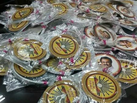 ஓட்டுக்கு கொலுசு... கருணாநிதி, ஸ்டாலின், உதயசூரியன் படத்துடன் சேலத்தில் பறிமுதல்