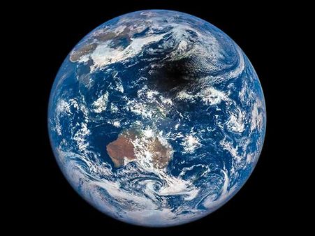 பூமியைத் தொட்டுத் தழுவிய நிலவின் நிழல்.. சூரிய கிரகணத்தின்போது!