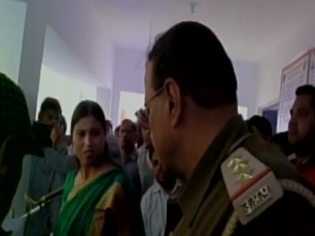 மூதாட்டியிடம் புகார் வாங்க மறுத்த போலீஸ் இன்ஸ்பெக்டரை திட்டிய பெண் எம்.எல்.ஏ.: வீடியோ இதோ