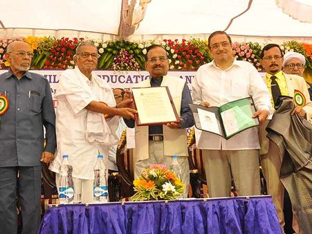 மூத்த இடதுசாரித் தலைவர் சங்கரய்யாவுக்கு காயிதேமில்லத் விருது- பணத்தை அறக்கட்டளைக்கே வழங்கினார்! 