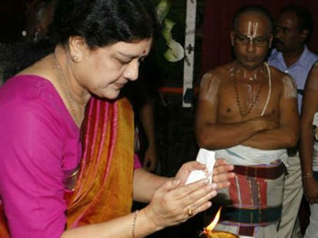 திருச்செந்தூர் கோவிலில் சசிகலா... சூரசம்ஹாரமூர்த்திக்கு சிறப்பு வழிபாடு