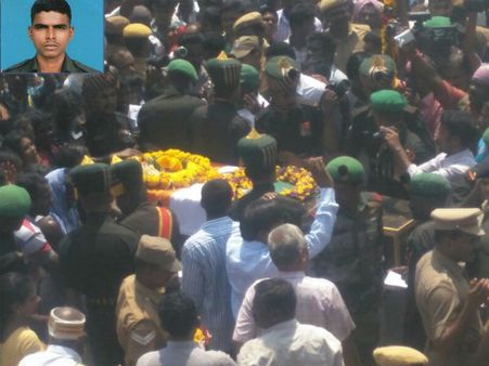 ராணுவ வீரரின் உடலுக்கு அஞ்சலி செலுத்த வந்த அதிமுக எம்.பிக்களை விரட்டிய மக்கள்!