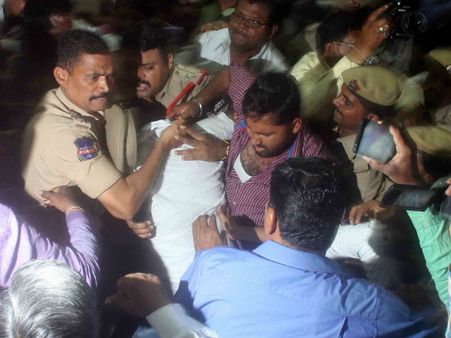 ஹைதராபாத்தில் கன்யா குமார் மீது ஷூ வீச்சு