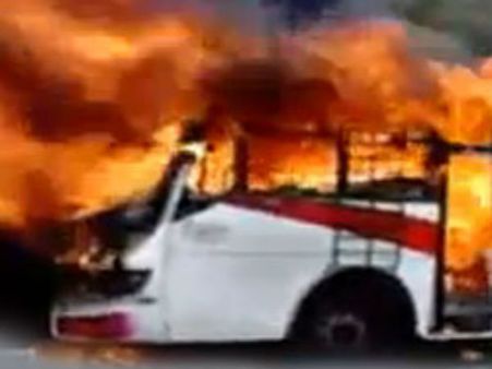 ஓவர் வெயில் காரணமா? - நடுவழியில் தீப்பிடித்த பஸ்; 60 பயணிகள் உயிர்பிழைப்பு