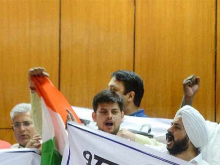 பாக். விசாரணை குழுவிற்கு எதிர்ப்பு.. பதன்கோட் விமானதளம் எதிரே காங்., ஆம் ஆத்மி போராட்டம்