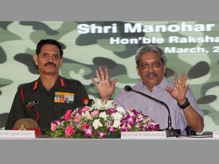 இந்திய கப்பல் படை மாஜி அதிகாரியை கைது செய்த பாக்.! பத்திரமாக மீட்க சுஷ்மாவிடம் பாரிக்கர் கோரிக்கை