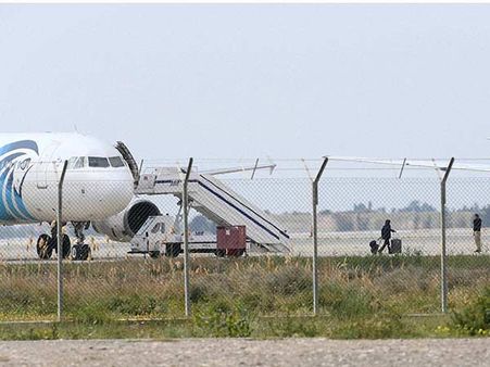 போலி வெடிகுண்டு பெல்ட்டைக் காட்டி எகிப்து விமானம் கடத்தல்... விசாரணையில் அம்பலம்