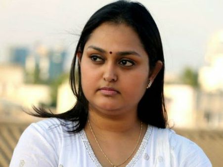 அதிமுக - சிங்கம், திமுக - சூது கவ்வும், ம.ந.கூ - நானும் ரவுடிதான்!: விந்தியா கமெண்ட்