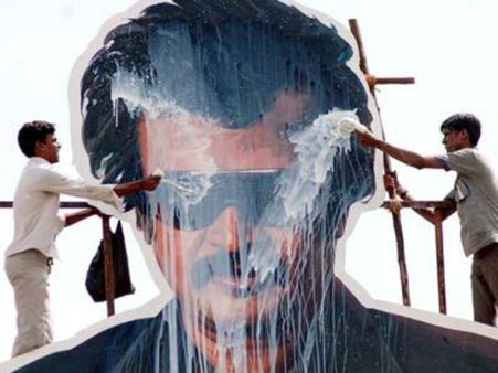 ரசிகர்கள் பாலாபிஷேகம்: விளக்கம் கேட்டு ரஜினிக்கு நோட்டீஸ் அனுப்பிய பெங்களூர் கோர்ட்