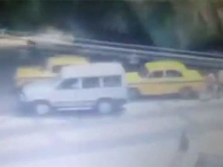 கொல்கத்தாவில் மேம்பாலம் இடிந்து விழுந்த வீடியோ: இளகிய மனமுள்ளவர்கள் பார்க்காதீங்க