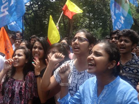 கர்நாடகாவில் கெமிஸ்ட்ரி வினாத்தாள் லீக் ஆனதற்கு பழிவாங்குதல் தான் காரணமா?